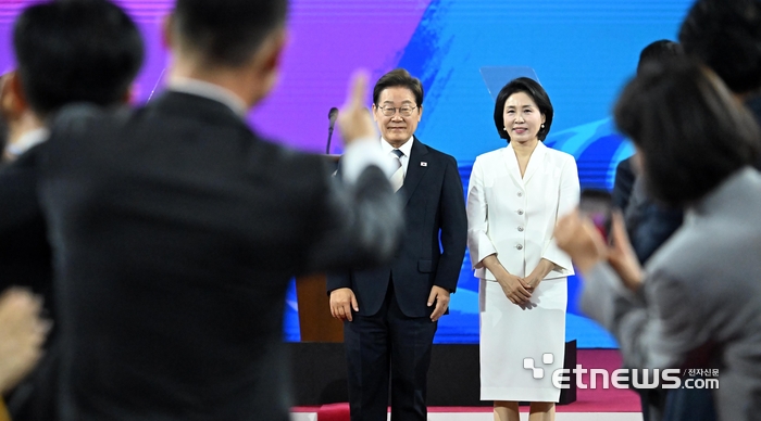 [포토] 환영 받는 이재명 대통령 내외