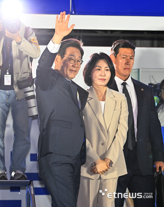 [포토] 손 흔드는 이재명 후보