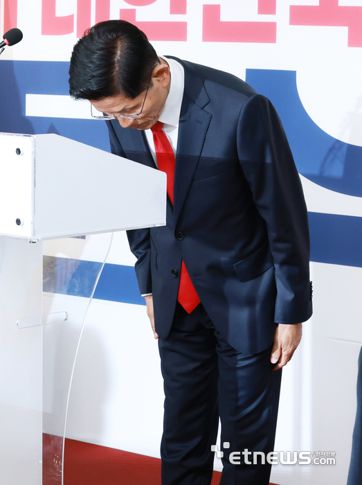 [포토] 대선 패배 승복 기자회견 하는 김문수
