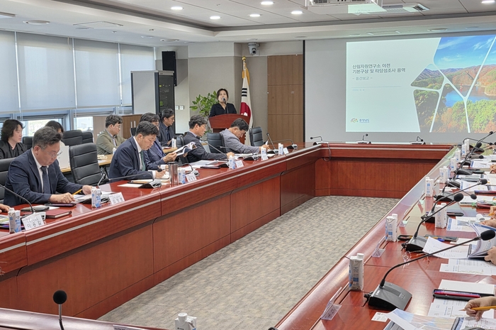 충남도는 4일 도청 중회의실에서 '산림자원연구소 이전 기본구상(계획) 및 타당성 조사 용역 중간보고회'를 개최했다.
