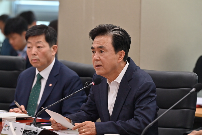 김태흠 충남도지사는 4일 도청 중회의실에서 개최한 제77차 실국원장회의에 참석했다.