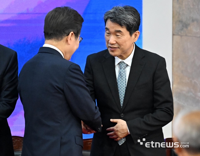 [포토] 악수하는 이재명-이주호