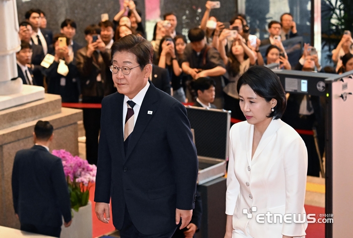 [포토] 로텐더홀 오르는 이재명 대통령