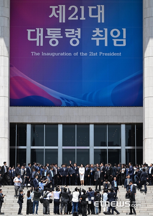 [포토] 시민 향해 손 흔드는 李 대통령