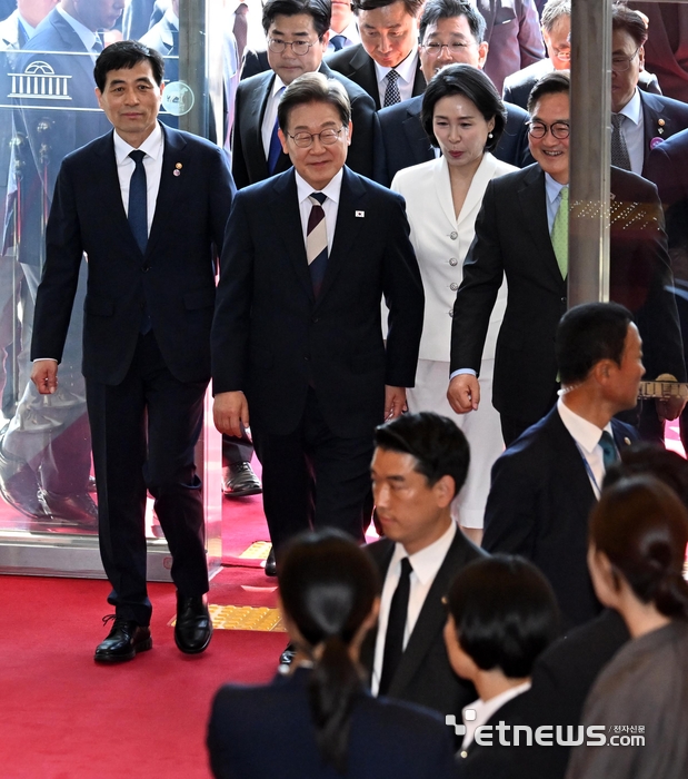 [포토] 국회 들어서는 이재명