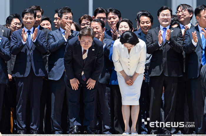 [포토] 인사하는 이재명 대통령