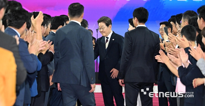 이재명 대통령이 4일 서울 여의도 국회 로텐더홀에서 열린 제21대 대통령 취임 선서 행사에서 참석자들과 인사하고 있다.