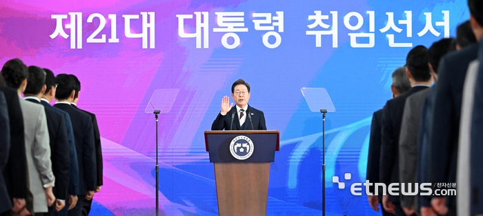 이재명 대통령이 4일 서울 여의도 국회 로텐더홀에서 열린 제21대 대통령 취임 선서 행사에서 선서하고 있다.