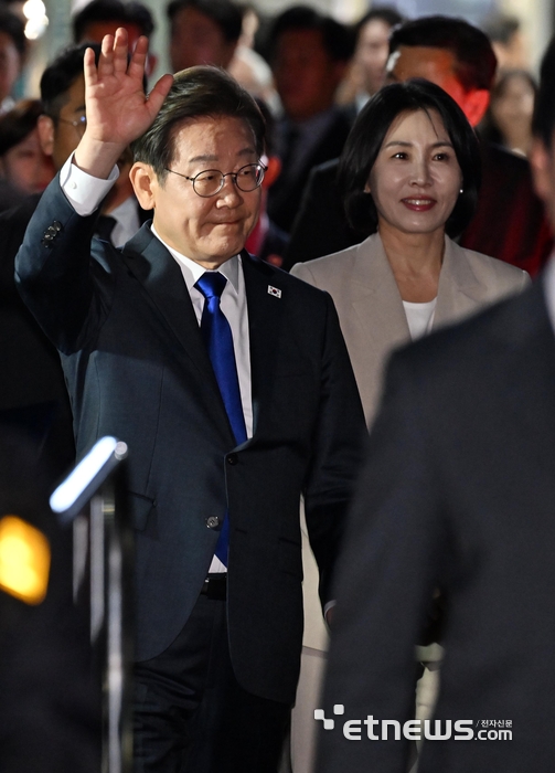 [포토] 지지자 향해 손 흔드는 이재명