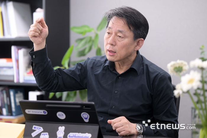 김경덕 한국지능형사물인터넷협회(AIoT) 회장이 전자신문과 인터뷰를 하고 있다. 김민수 mskim@etnews.com