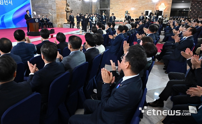 [포토]박수받는 李 대통령