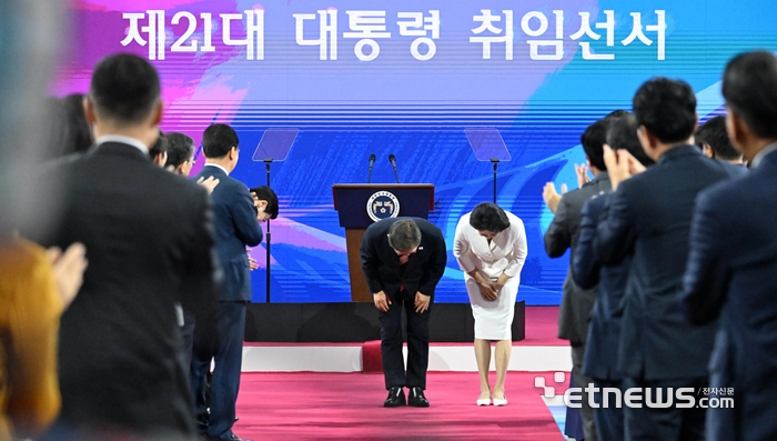 [포토] 인사하는 이재명 대통령 내외