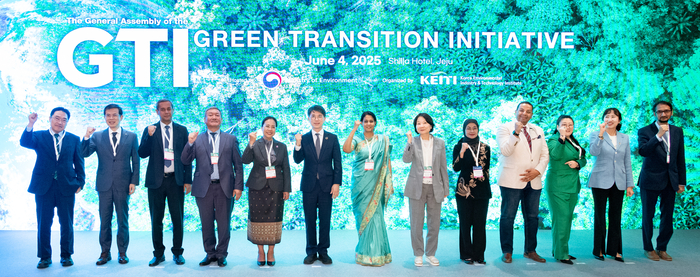 김완섭 환경부 장관(왼쪽 여섯번째)이 4일 제주 신라호텔에서 녹색전환이니셔티브(GTI) 제1차 정기총회에 참석한 뒤 각국 정부 대표단 및 국제기구 관계자들과 함께 기념촬영을 하고 있다.[환경부 제공]