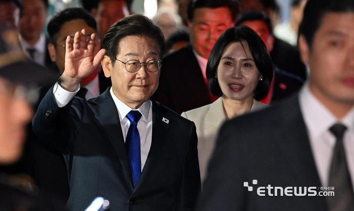[포토] 손 흔드는 이재명