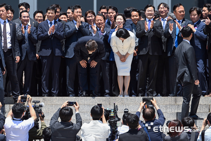 [포토] 취임식 마친 이재명 대통령 시민들에게 인사