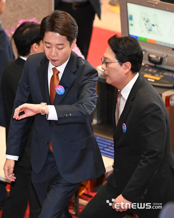 [포토] 시계보는 이준석
