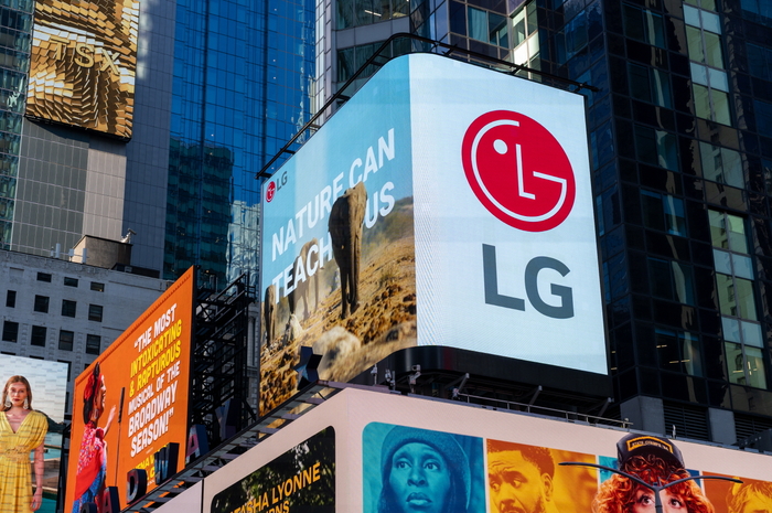 미국 뉴욕 타임스스퀘어 전광판에서 'LG 희망스크린' 상영 중인 모습