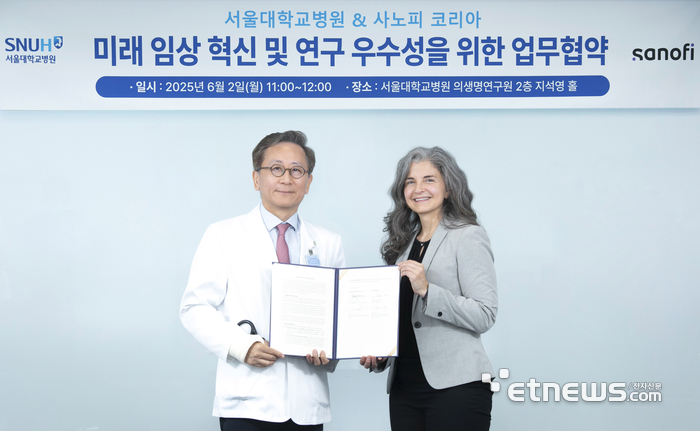 김용진 서울대학교병원 의생명연구원장(왼쪽)과 켈리 심콕스 사노피 글로벌 임상 운영 책임자가 '미래 임상 혁신'을 위한 MOU를 체결했다.