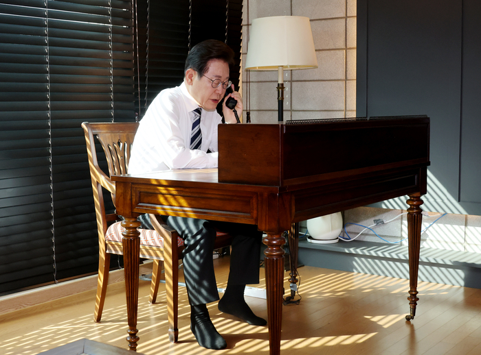 이재명 대통령이 4일 인천 계양구 사저에서 김명수 합참의장과 통화하며 군 통수권 이양 보고를 받고 있다. 연합뉴스