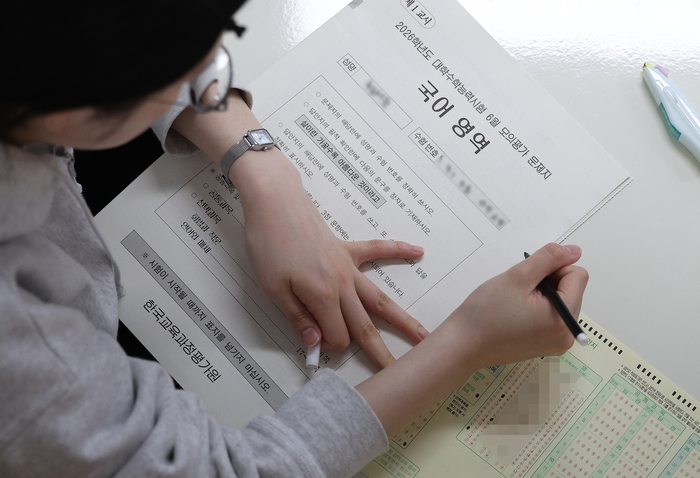 '신중하게' (대구=연합뉴스) 윤관식 기자 = 2026학년도 대학수학능력시험 전국연합학력평가(모의평가)가 실시된 4일 대구 수성구 대구여자고등학교에서 고3 수험생들이 시험 준비를 하고 있다. 2025.6.4 psik@yna.co.kr (끝)