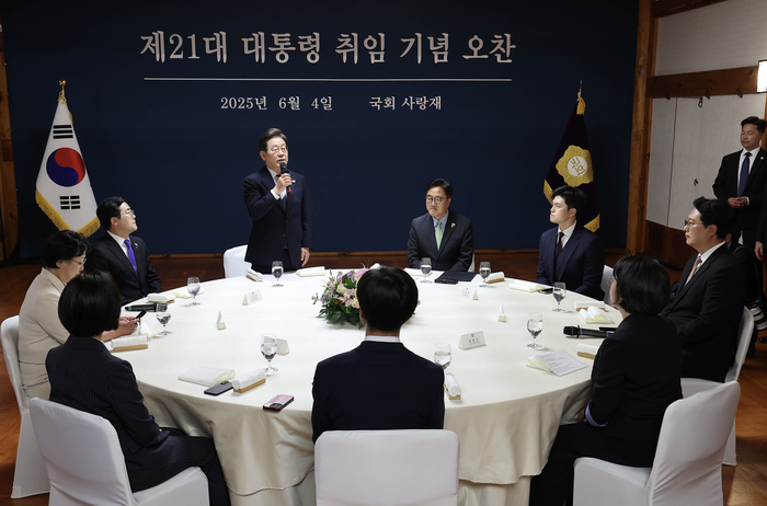 이재명 대통령이 4일 서울 여의도 국회 사랑재에서 열린 제21대 대통령 취임 기념 오찬에 참석해 발언을 하고 있다. 연합뉴스