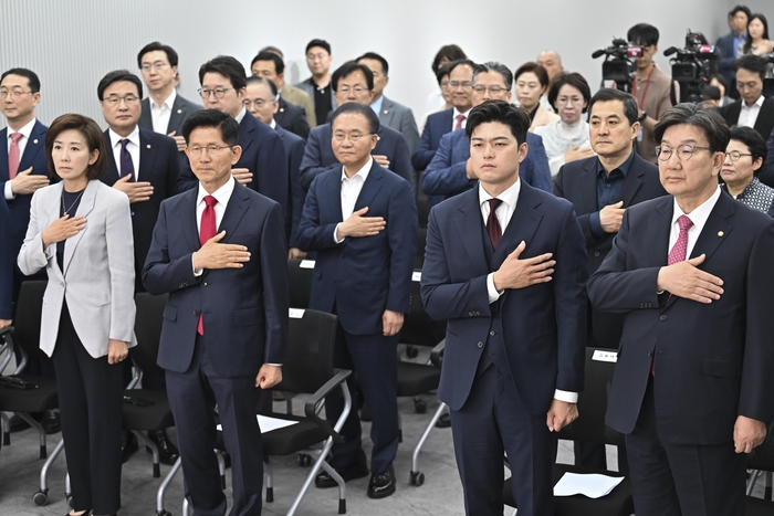 국민의힘 김문수 전 대선 후보와 의원들이 4일 서울 여의도 중앙당사에서 열린 제21대 대통령선거 국민의힘 중앙선거대책위원회 해단식에서 국민의례 하고 있다.(사진=연합뉴스)