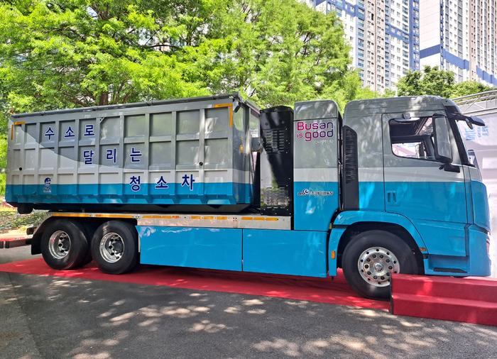 부산시 수소청소차 도입 시민공개행사에 전시된 수소청소차