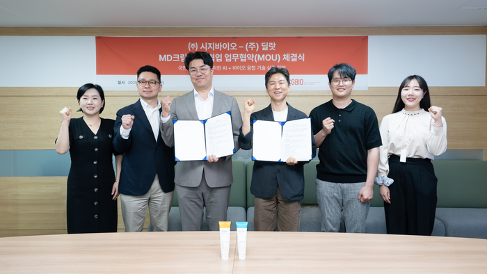 류형주 딜랏 대표(오른쪽 세 번째)가 유현승 시지바이오 대표(왼쪽 세 번째)와 '국민 피부 건강을 위한 인공지능(AI)+바이오 융합기술 실증 협약서'를 교환하고 양사 임직원과 기념 촬영했다.