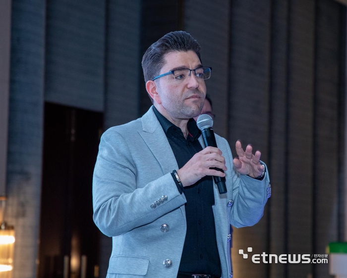 지난달 30일 카타르 도하에서 나보타 론칭 심포지엄이 열렸다. 이날 압둘카데르 라모 박사가 “카타르에 등록된 보툴리눔 톡신 제품이 제한적인 상황에서, 나보타에 대한 의료진의 높은 관심을 확인할 수 있는 자리였다”며 “나보타의 임상적 안전성과 유효성에 대해 논의할 수 있어 매우 의미 있었다”고 중동 의료진의 반응을 전하고 있다.