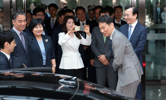떠나는 이복현 “최전선서 리스크 관리 만전, 불편함 있었다면 송구”