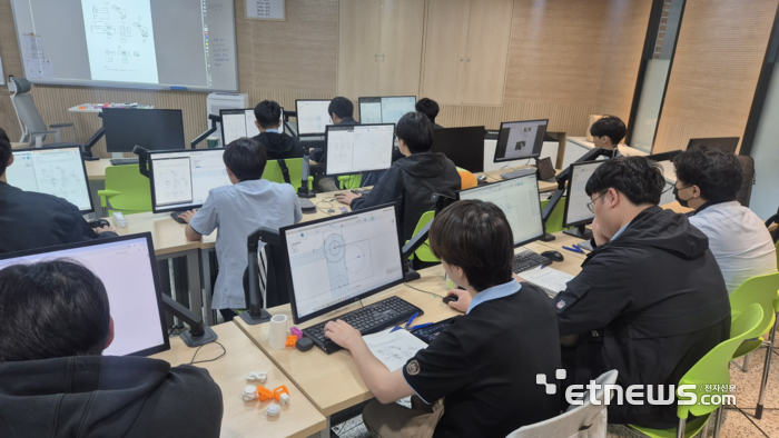 의정부 경민IT고가 SW·AI 교육강화사업 연계해 3D모델링과 디지털 컨버전스 실무교육 을 실시했다.