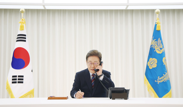 트럼프 대통령과 전화 통화 갖는 이재명 대통령
(서울=연합뉴스) 홍해인 기자 = 이재명 대통령이 6일 서울 한남동 관저에서 도널드 트럼프 미국 대통령과 전화 통화를 하기 위해 수화기를 들고 있다. 2025.6.6
hihong@yna.co.kr
(끝)
