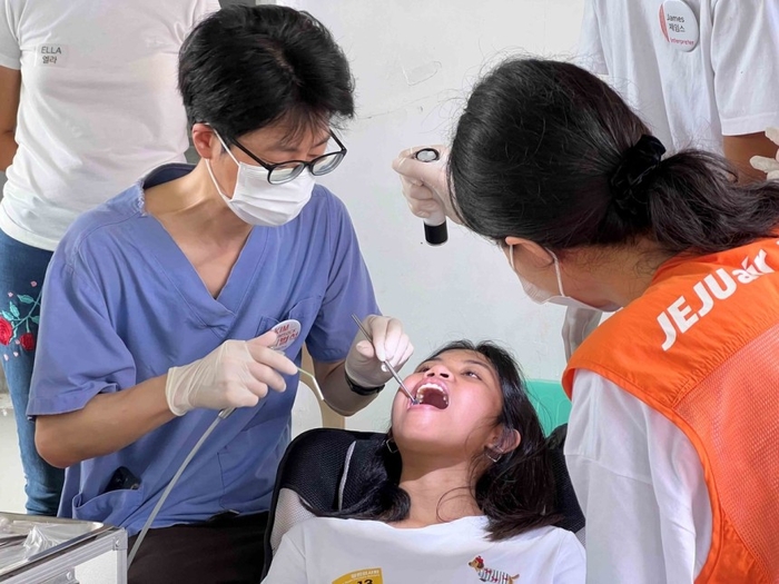 제주항공 자원봉사자가 필리핀 세부에서 주민을 진료하고 있다.