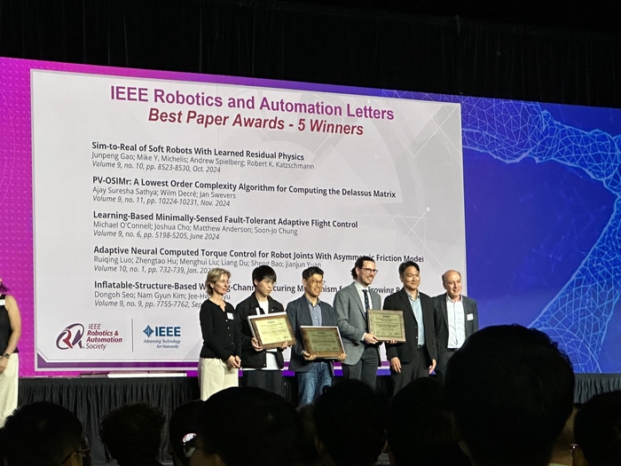 IEEE 산하 로봇저널 시상식 사진