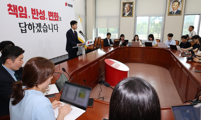 김용태 국민의힘 비상대책위원장이 8일 국회에서 기자회견을 열고 당 개혁 과제 등을 설명하고 있다. 〈연합뉴스〉