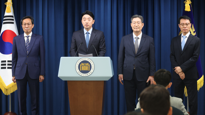 대통령실 정무·홍보·민정수석 인선
(서울=연합뉴스) 한상균 기자 = 강훈식 대통령 비서실장이 8일 용산 대통령실에서 정무,홍보,민정 수석 인선을 발표하고 있다.
왼쪽부터 우상호 정무수석, 강 비서실장, 오광수 민정수석, 이규연 홍보소통수석. 2025.6.8
xyz@yna.co.kr
(끝)
