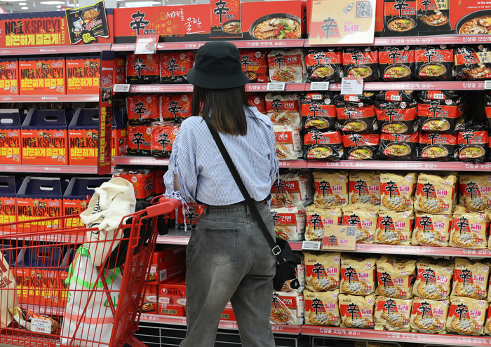 서울 시내 한 대형 마트에 라면이 진열돼 있다.[연합뉴스]