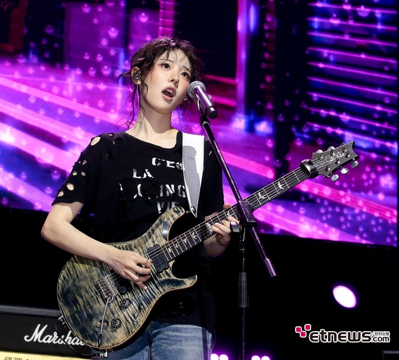 [ET포토] QWER 히나, '시크한 열창'