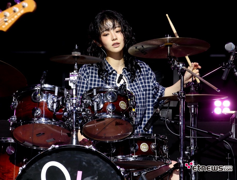 [ET포토] QWER 쵸단, '무아지경~'