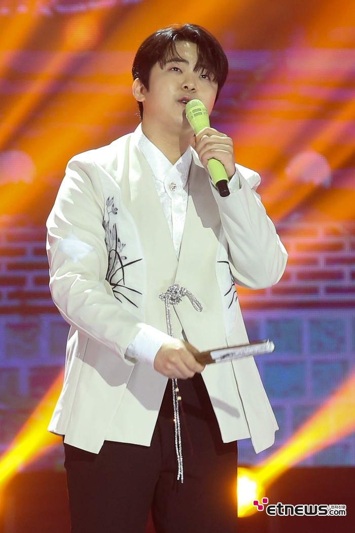 [ET포토] 박민수, '보름아~'