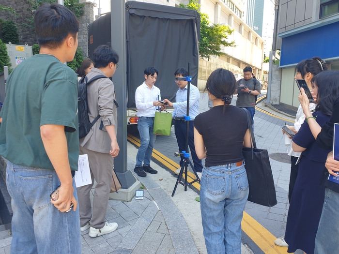 시민참여단이 전자파 현장 측정에 참여한 모습