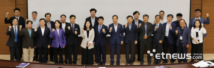 AI혁명과 지역경쟁력'을 주제로 2025년 경인행정학회 춘계학술대회를 열고 기념 촬영했다.