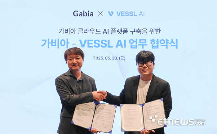 원종홍 가비아 공동대표(왼쪽)와 안재만 베슬AI 대표가 '가비아 클라우드 AI 플랫폼 구축'을 위한 업무협약을 체결했다.