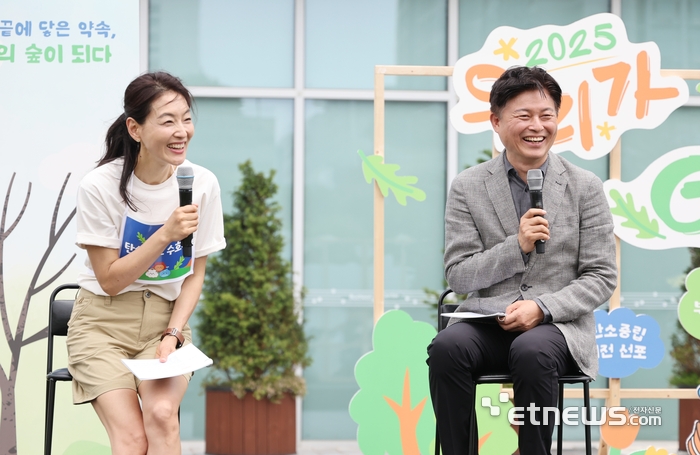 조용익 부천시장(오른쪽)과 박진희 배우가 7일 시청 잔기광장에서 환경공감 토크콘서트를 진행했다.