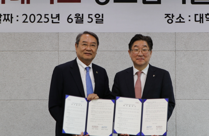 이건우 DGIST 종장(왼쪽)과 김동원 고려대 총장이 업무협약을 맺고 있다.
