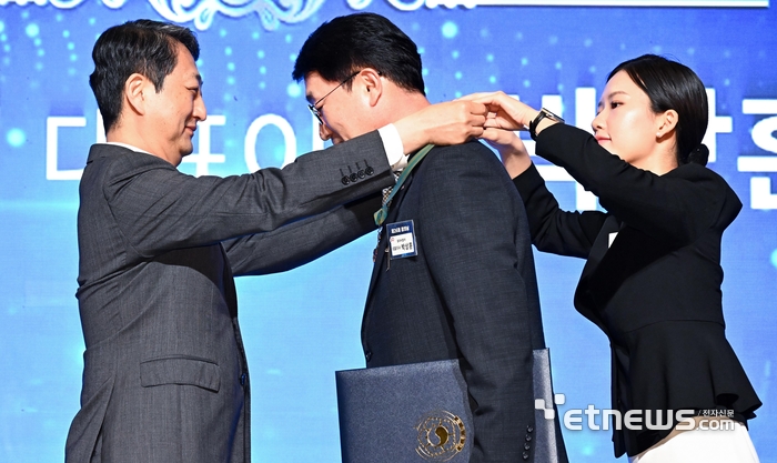 [포토] 제26회 철의 날 은탑산업훈장에 박상훈 동국씨엠 대표