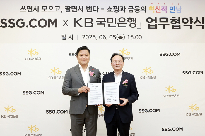 최훈학 SSG닷컴 대표(왼쪽)와 이환주 KB국민은행장