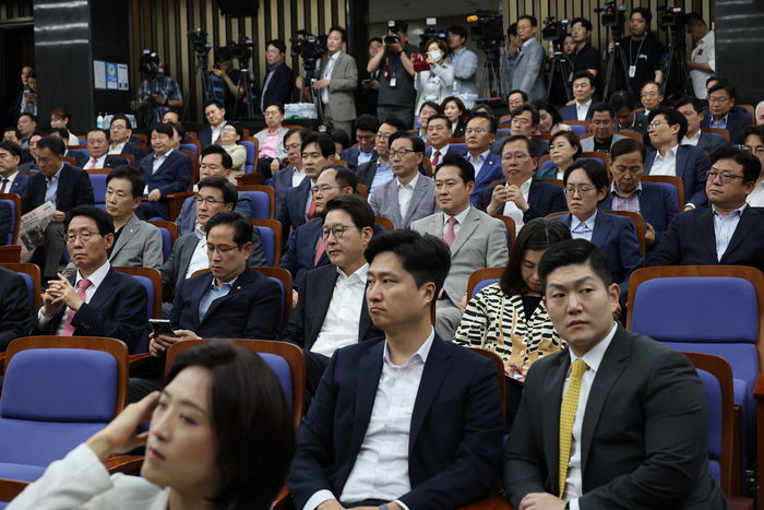 국힘, '李 대통령 재판 연기' 법원 앞 현장 의총