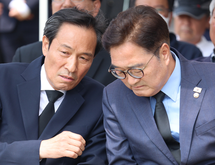 우원식 국회의장-우상호 정무수석, 이한열 추모식
     (서울=연합뉴스) 류영석 기자 = 우원식 국회의장과 대통령실 정무수석 비서관으로 임명된 우상호 이한열기념사업회 이사장이 9일 서울 서대문구 연세대학교 이한열 동산에서 열린 제38주기 이한열 추모식에 참석해 대화를 나누고 있다. 2025.6.9 [공동취재]
     ondol@yna.co.kr
 (끝)