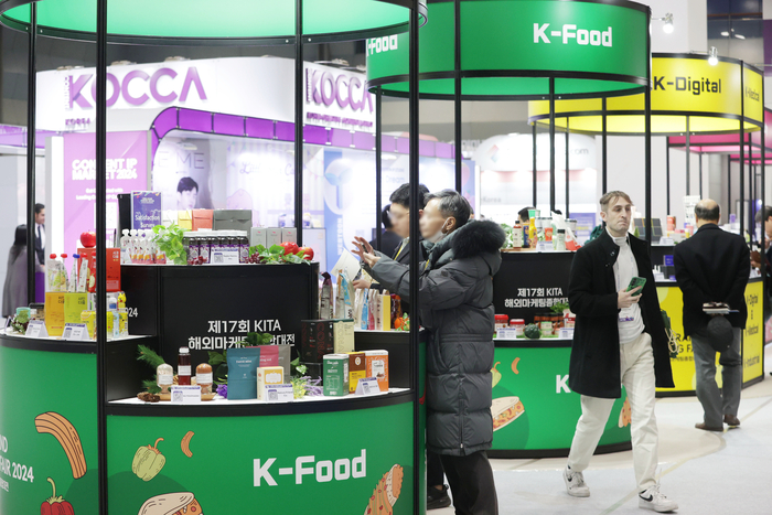 지난해 12월 서울 강남구 코엑스에서 열린 '2024 해외마케팅종합대전'에서 바이어들이 K푸드 전시를 둘러보고 있다. (사진=연합뉴스)